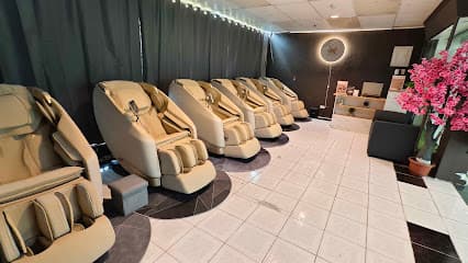 YK Golden Massage Chair Lounge